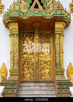 Nahaufnahme der vergoldeten Tür im Wat Ho Pha Bang Pavillon, Königspalast, Luang Prabang, Laos Stockfoto