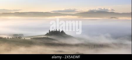 Das Belvedere (toskanisches Bauernhaus) und Val d'Orcia, in der Nähe von San Quirico d'Orcia, Val d'Orcia Toskana, Italien Stockfoto