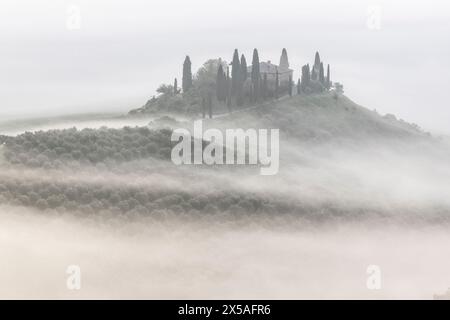 Das Belvedere (toskanisches Bauernhaus) und Val d'Orcia, in der Nähe von San Quirico d'Orcia, Val d'Orcia Toskana, Italien Stockfoto