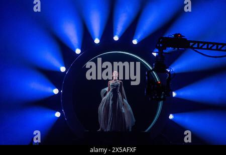 8. Mai 2024, Schweden, Malmö: Eden Golan aus Israel mit dem Song Hurricane auf der Bühne des Eurovision Song Contests (ESC) 2024 während der Proben für das zweite Halbfinale am 9. Mai 2024 in der Malmö Arena. Das Motto des weltweit größten Gesangswettbewerbs lautet „United by Music“. Foto: Jens Büttner/dpa Stockfoto
