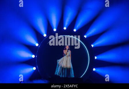 8. Mai 2024, Schweden, Malmö: Eden Golan aus Israel mit dem Song Hurricane auf der Bühne des Eurovision Song Contests (ESC) 2024 während der Proben für das zweite Halbfinale am 9. Mai 2024 in der Malmö Arena. Das Motto des weltweit größten Gesangswettbewerbs lautet „United by Music“. Foto: Jens Büttner/dpa Stockfoto