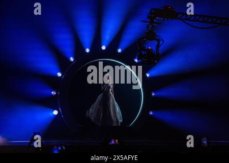 8. Mai 2024, Schweden, Malmö: Eden Golan aus Israel mit dem Song Hurricane auf der Bühne des Eurovision Song Contests (ESC) 2024 während der Proben für das zweite Halbfinale am 9. Mai 2024 in der Malmö Arena. Das Motto des weltweit größten Gesangswettbewerbs lautet „United by Music“. Foto: Jens Büttner/dpa Stockfoto