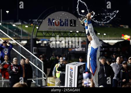 Kansas City, KS, USA. Mai 2024. Kyle Larson gewinnt den AdventHealth 400 in Kansas City, KS, USA. (Credit Image: © Stephen A. Arce Action Sports Ph/ASP) NUR REDAKTIONELLE VERWENDUNG! Nicht für kommerzielle ZWECKE! Stockfoto