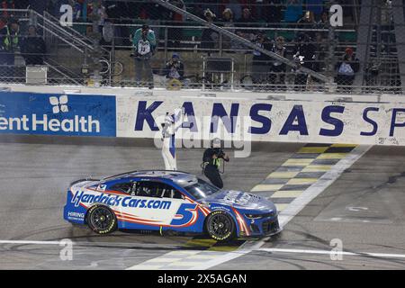 Kansas City, KS, USA. Mai 2024. Kyle Larson gewinnt den AdventHealth 400 in Kansas City, KS, USA. (Credit Image: © Stephen A. Arce Action Sports Ph/ASP) NUR REDAKTIONELLE VERWENDUNG! Nicht für kommerzielle ZWECKE! Stockfoto