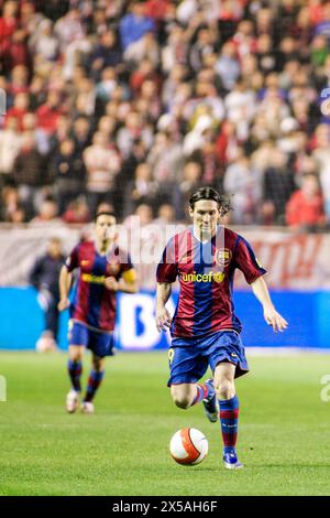 Lionel Messi dribbelt den Ball in einem entscheidenden Spiel im Ramón Sánchez-Pizjuán-Stadion und zeigt dabei Geschick und Konzentration Stockfoto