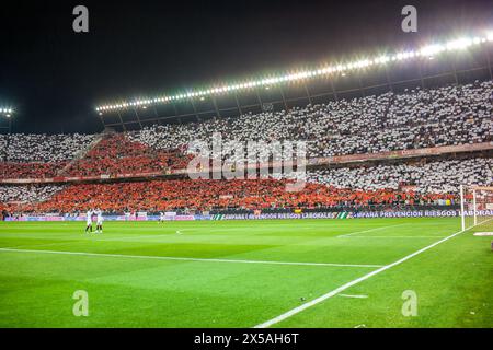 Ein lebendiges tifo, das von Fans während eines Ligaspiels zwischen Sevilla FC und FC Barcelona entwickelt wurde. Stockfoto