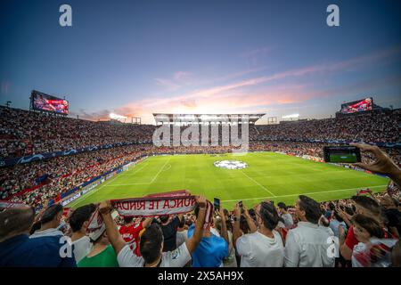 Fans, die den Start in Sevilla FCs während eines Champions-League-Spiels erwarten. Stockfoto