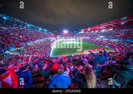 Fans, die den Start in Sevilla FCs während eines Champions-League-Spiels erwarten. Stockfoto