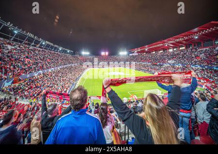 Fans, die den Start in Sevilla FCs während eines Champions-League-Spiels erwarten. Stockfoto