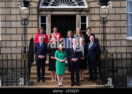 DER NAME WURDE VON HISLOP an HYSLOP ÜBERTRAGEN der neu ernannte erste Minister von Schottland John Swinney steht mit seinen neu ernannten Kabinettsmitgliedern (oberste Reihe – links nach rechts)Fiona Hyslop, Angela Constance, Jenny Gilruth, Shirley-Anne Somerville und Mairi Gougeon, (erste Reihe links nach rechts) Angus Robertson, Mairi McAllan, Kate Forbes, John Swinney, Shona Robison und Neil Gray, auf den Stufen von Bute House, Edinburgh. Bilddatum: Mittwoch, 8. Mai 2024. Stockfoto