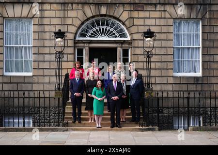 DER NAME WURDE VON HISLOP an HYSLOP ÜBERTRAGEN der neu ernannte erste Minister von Schottland John Swinney steht mit seinen neu ernannten Kabinettsmitgliedern (oberste Reihe – links nach rechts)Fiona Hyslop, Angela Constance, Jenny Gilruth, Shirley-Anne Somerville und Mairi Gougeon, (erste Reihe links nach rechts) Angus Robertson, Mairi McAllan, Kate Forbes, John Swinney, Shona Robison und Neil Gray, auf den Stufen von Bute House, Edinburgh. Bilddatum: Mittwoch, 8. Mai 2024. Stockfoto