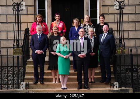 DER NAME WURDE VON HISLOP an HYSLOP ÜBERTRAGEN der neu ernannte erste Minister von Schottland John Swinney steht mit seinen neu ernannten Kabinettsmitgliedern (oberste Reihe – links nach rechts)Fiona Hyslop, Angela Constance, Jenny Gilruth, Shirley-Anne Somerville und Mairi Gougeon, (erste Reihe links nach rechts) Angus Robertson, Mairi McAllan, Kate Forbes, John Swinney, Shona Robison und Neil Gray, auf den Stufen von Bute House, Edinburgh. Bilddatum: Mittwoch, 8. Mai 2024. Stockfoto