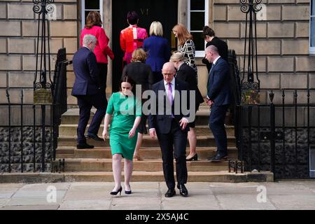 DER KORRIGIERENDE NAME VON HISLOP an neu ernannte Kabinettsmitglieder VON HYSLOP, darunter Angus Robertson, Fiona Hyslop, Angela Constance, Jenny Gilruth, Shirley-Anne Somerville und Mairi Gougeon, Mairi McAllan, Shona Robison und Neil Gray gehen in das Bute House in Edinburgh als neu ernannter erster schottischer Minister John Swinney und Kate Forbes, die er zum stellvertretenden Ersten Minister ernannte, vor den Medien. Bilddatum: Mittwoch, 8. Mai 2024. Stockfoto