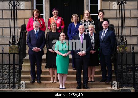 DER NAME WURDE VON HISLOP an HYSLOP ÜBERTRAGEN der neu ernannte erste Minister von Schottland John Swinney steht mit seinen neu ernannten Kabinettsmitgliedern (oberste Reihe – links nach rechts)Fiona Hyslop, Angela Constance, Jenny Gilruth, Shirley-Anne Somerville und Mairi Gougeon, (erste Reihe links nach rechts) Angus Robertson, Mairi McAllan, Kate Forbes, John Swinney, Shona Robison und Neil Gray, auf den Stufen von Bute House, Edinburgh. Bilddatum: Mittwoch, 8. Mai 2024. Stockfoto