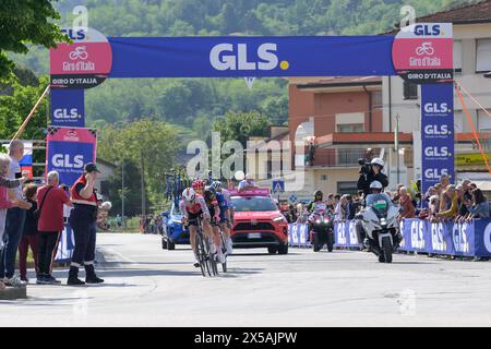 Lucca, Italien. Mai 2024. LUCCA, ITALIEN - 08. MAI 2024: Benjamin Thomas (Cofidis) gewann die fünfte Etappe des Giro d’Italia 107, die 178 km lange Genova-Lucca. Der zweite und dritte Platz gingen an Michael Valgren und Andrea Pietrobon. Quelle: Stefano Dalle Luche/Alamy Live News Stockfoto