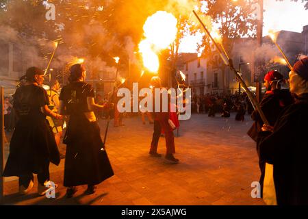 Kurz vor Beginn der Correfocs-Parade. Stockfoto