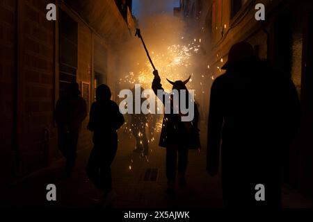 Die Correfocs-Parade (Feuerläufer). Während dieser fröhlichen Veranstaltungen gehen die Leute unter ihnen, tanzen durch den Rhythmus der Trommler in der Nähe. Stockfoto