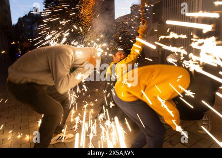 Die Correfocs-Parade (Feuerläufer). Während dieser fröhlichen Veranstaltungen gehen die Leute unter ihnen, tanzen durch den Rhythmus der Trommler in der Nähe. Stockfoto