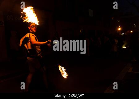 Die Correfocs-Parade (Feuerläufer). Während dieser fröhlichen Veranstaltungen gehen die Leute unter ihnen, tanzen durch den Rhythmus der Trommler in der Nähe. Stockfoto