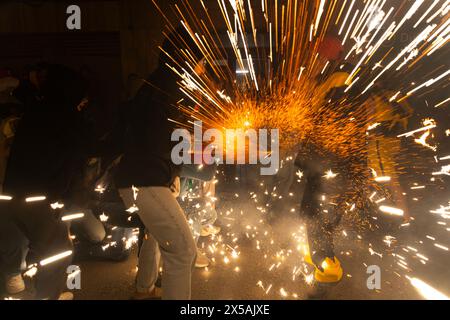 Die Correfocs-Parade (Feuerläufer). Während dieser fröhlichen Veranstaltungen gehen die Leute unter ihnen, tanzen durch den Rhythmus der Trommler in der Nähe. Stockfoto