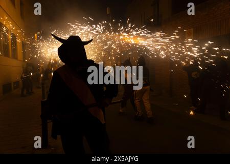 Die Correfocs-Parade (Feuerläufer). Während dieser fröhlichen Veranstaltungen gehen die Leute unter ihnen, tanzen durch den Rhythmus der Trommler in der Nähe. Stockfoto