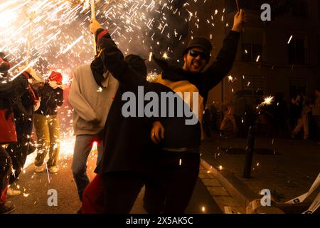 Die Correfocs-Parade (Feuerläufer). Während dieser fröhlichen Veranstaltungen gehen die Leute unter ihnen, tanzen durch den Rhythmus der Trommler in der Nähe. Stockfoto