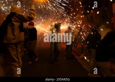 Die Correfocs-Parade (Feuerläufer). Während dieser fröhlichen Veranstaltungen gehen die Leute unter ihnen, tanzen durch den Rhythmus der Trommler in der Nähe. Stockfoto