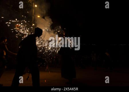 Die Correfocs-Parade (Feuerläufer). Während dieser fröhlichen Veranstaltungen gehen die Leute unter ihnen, tanzen durch den Rhythmus der Trommler in der Nähe. Stockfoto