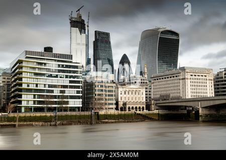 Langzeitbelichtung der Themse mit der London Bridge und dem Gherkin und Sky Garden im Hintergrund. Fotografiert im Januar 2019. Stockfoto