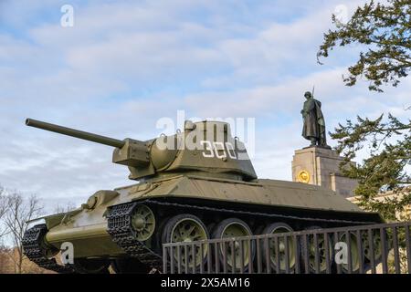 Berlin, Deutschland - 16. Dezember 2023: Russischer Panzer am Siegesdenkmal bei Tiergarten. Sichtbare Touristen im Hintergrund Stockfoto