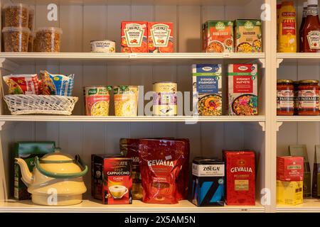 Ronneby, Schweden - 18. Februar 2023: Lebensmittel und Kaffeekanne in Regalen in einem alten lokalen Laden. Keine Personen Stockfoto