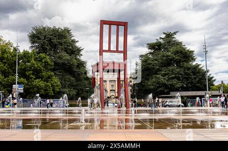 Auf der Place des Nations in Genf vor dem Palais des Nations - dem Hauptsitz der Vereinten Nationen- steht der Broken Chair, des Genfer Künstlers Dani Stockfoto