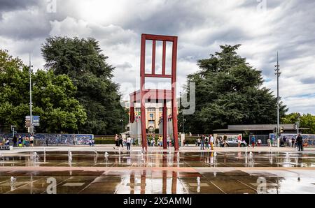 Auf der Place des Nations in Genf vor dem Palais des Nations - dem Hauptsitz der Vereinten Nationen- steht der Broken Chair, des Genfer Künstlers Dani Stockfoto