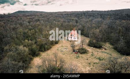 Hütte im Wald, Berghütte, Jagdhütte, Wald, Hügel, beängstigend, jagen, aus der Luft Stockfoto
