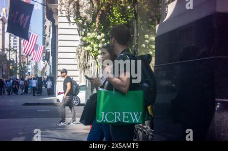 J. Crew Shopper nutzen das warme Wetter im Stadtviertel Flatiron in New York am Donnerstag, den 2. Mai 2024. (© Richard B. Levine) Stockfoto