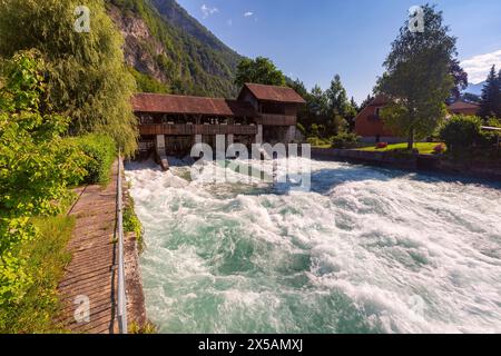 Altes Wehr an der Aare in der Altstadt von Unterseen, Interlaken, Schweiz Stockfoto