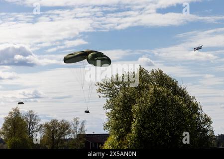 Eine Joint Force Entry Operation, Fallschirmspringen, mit etwa 800 amerikanischen, italienischen, spanischen und ungarischen Soldaten während der US Army Exercise Swift Response 24 auf der Basis von Hagshult, Bezirk Småland, Schweden, am Dienstag. „SWIFT Response“ wird von der US-Armee Europa & Afrika geleitet und ist Teil der STDE 24-Übungsserie der NATO. Stockfoto