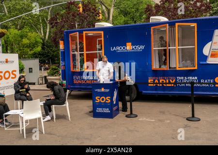 Besucher des Flatiron Plaza stellen sich an, um ihre Muttermale bei einer Markenaktivierung in New York für La Roche-Posay Laboratoire Dermatologique am Montag, den 6. Mai 2024 auf Hautkrebs untersuchen zu lassen. Die Teilnehmer erhielten kostenlose Sonnencreme von La Roche auf diesem sogenannten ÒMelanoma MondayÓ. La Roche-Posay ist eine Marke von LÕOreal. (© Richard B. Levine) Stockfoto