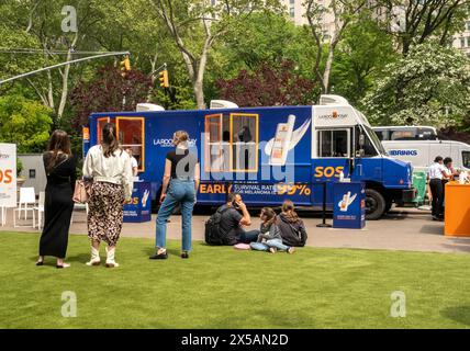 Besucher des Flatiron Plaza stellen sich an, um ihre Muttermale bei einer Markenaktivierung in New York für La Roche-Posay Laboratoire Dermatologique am Montag, den 6. Mai 2024 auf Hautkrebs untersuchen zu lassen. Die Teilnehmer erhielten kostenlose Sonnencreme von La Roche auf diesem sogenannten ÒMelanoma MondayÓ. La Roche-Posay ist eine Marke von LÕOreal. (© Richard B. Levine) Stockfoto