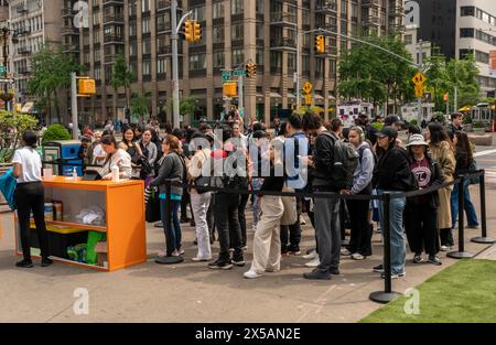 Besucher des Flatiron Plaza stellen sich an, um ihre Muttermale bei einer Markenaktivierung in New York für La Roche-Posay Laboratoire Dermatologique am Montag, den 6. Mai 2024 auf Hautkrebs untersuchen zu lassen. Die Teilnehmer erhielten kostenlose Sonnencreme von La Roche auf diesem sogenannten ÒMelanoma MondayÓ. La Roche-Posay ist eine Marke von LÕOreal. (© Richard B. Levine) Stockfoto