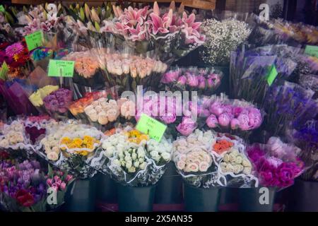 Blumen und Geschenke zum Muttertag im Greenwich Village in New York am Dienstag, 7. Mai 2024. Der Muttertag wurde erstmals 1908 in den USA gefeiert, wobei Anna Jarvis eine Kampagne initiierte, um den Tag zu einem anerkannten Feiertag zu machen, die 1914 mit der Unterzeichnung einer Proklamation von Pr. Woodrow Wilson stattfand. (© Richard B. Levine) Stockfoto