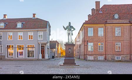 Fredrikstad, Norwegen - 28. Oktober 2016: Bronzestatue von König Frederik II. In der Kirkegaten Street in Gamle Town Historic Landmark. Stockfoto