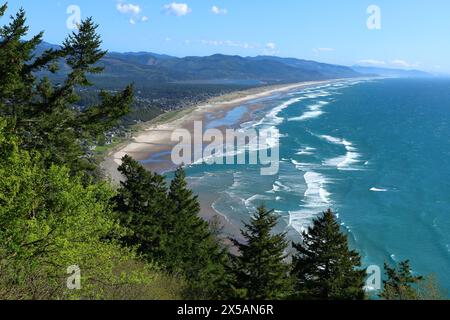 Entlang der Küste Oregons: Blick von Neahkahnie aus auf Manzanita, Nehalem Bay und in der Ferne auf Rockaway Beach. Stockfoto