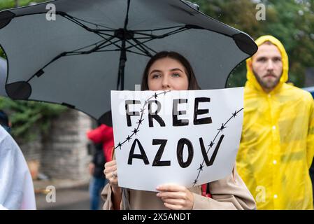 Warschau, Polen. September 2023. Ein Teilnehmer hält während der Kundgebung ein Plakat mit der Aufschrift „Free Azov“. Dutzende Menschen versammelten sich vor der russischen Botschaft in Warschau und befahlen den Russen, die ukrainischen Verteidiger von Asovstal und Mariupol freizulassen. Mütter, Ehefrauen und Familien von Mariupol-Soldaten, einschließlich Asow, protestierten vor der Botschaft. (Foto: Marek Antoni Iwanczuk/SOPA Images/SIPA USA) Credit: SIPA USA/Alamy Live News Stockfoto