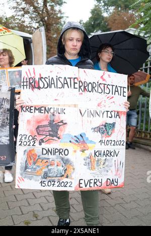 Warschau, Polen. September 2023. Ein Teilnehmer hält während der Kundgebung ein Plakat mit der Aufschrift „Russland ist ein Terrorstaat“. Dutzende Menschen versammelten sich vor der russischen Botschaft in Warschau und befahlen den Russen, die ukrainischen Verteidiger von Asovstal und Mariupol freizulassen. Mütter, Ehefrauen und Familien von Mariupol-Soldaten, einschließlich Asow, protestierten vor der Botschaft. (Foto: Marek Antoni Iwanczuk/SOPA Images/SIPA USA) Credit: SIPA USA/Alamy Live News Stockfoto