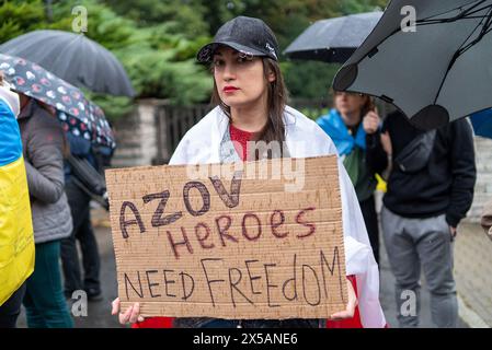 Warschau, Polen. September 2023. Ein Teilnehmer hält während der Kundgebung ein Plakat mit der Aufschrift „Asov-Helden brauchen Freiheit“. Dutzende Menschen versammelten sich vor der russischen Botschaft in Warschau und befahlen den Russen, die ukrainischen Verteidiger von Asovstal und Mariupol freizulassen. Mütter, Ehefrauen und Familien von Mariupol-Soldaten, einschließlich Asow, protestierten vor der Botschaft. (Foto: Marek Antoni Iwanczuk/SOPA Images/SIPA USA) Credit: SIPA USA/Alamy Live News Stockfoto