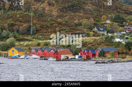 Häuser im typischen norwegischen Baustill an der Küste des norwegischen Meers nach dem Hafen Torvik. (Torvik, Norwegen, 11.10.2023) Stockfoto