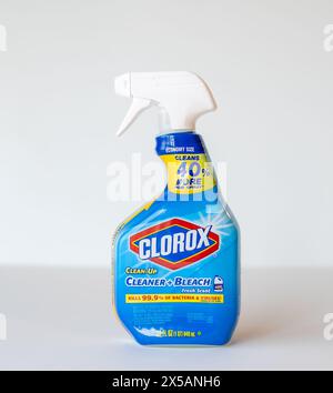 BEMIDJI, MN - 17 NOV 2020: Eine Plastikspritzflasche von Clorox desinfizierender Badezimmer-Reiniger mit Bleichmittel, isoliert auf Grau mit Kopierraum. Beliebtes Durin Stockfoto