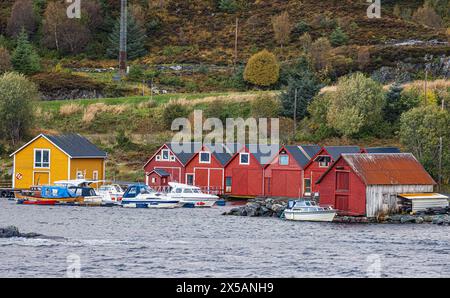 Häuser im typischen norwegischen Baustill an der Küste des norwegischen Meers nach dem Hafen Torvik. (Torvik, Norwegen, 11.10.2023) Stockfoto