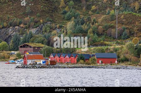 Häuser im typischen norwegischen Baustill an der Küste des norwegischen Meers nach dem Hafen Torvik. (Torvik, Norwegen, 11.10.2023) Stockfoto